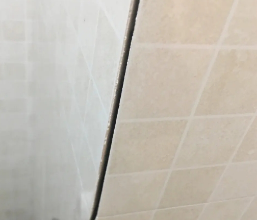 双牌瓷砖空鼓维修公司分享阳台瓷砖脱落的修复过程可以分为以下几个步骤
